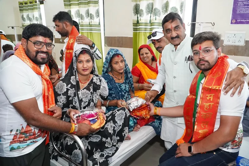 सेवा संकल्प यात्रा उज्जैन पहुंची: नरवर में गर्भवती महिलाओं को फल वितरण एवं पौधारोपण किया गया